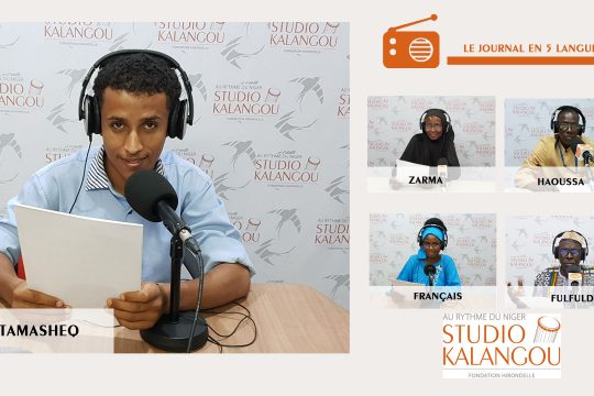 Les présentateurs des journaux sur le plateau du Studio Kalangou