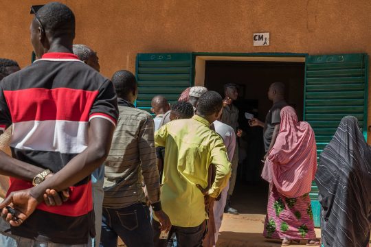 Des électeurs en attente devant un bureau de vote