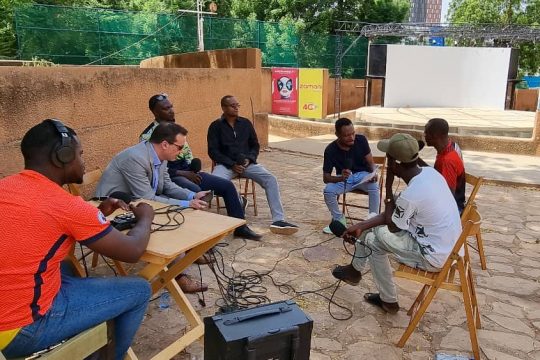 Les invités à l'enregistrement de l'émission " Tous à la fada " au CCFN Jean Rouch de Niamey / Studio Kalngou