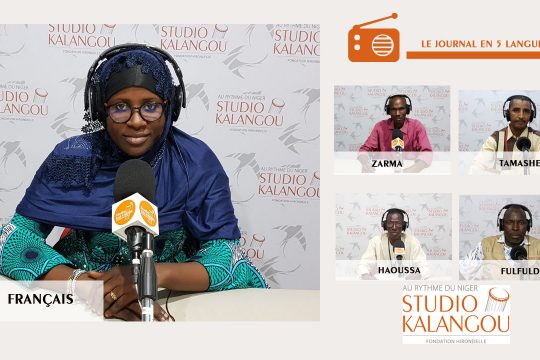 Les présentateurs des journaux sur le plateau de Studio Kalangou