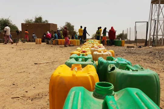 Des bidons d'eau de 25 litres disposés en file au niveau de la borne fontaine du village de kabefo