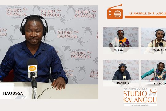 Les présentateurs des journaux sur le plateau du Studio Kalangou