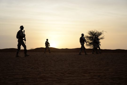 Les soldats sénégalais réagissent au contact au cours de la formation le 14 avril 2018 à Tahoua au cours de Flintlock 2018. Flintlock 2018, hébergé par le Niger, avec des postes clés au Burkina Faso et au Sénégal, est conçu pour renforcer la capacité des principaux pays partenaires de la région à lutter contre les extrémistes violents organisations, protéger leurs frontières et assurer la sécurité de leur population. (U.S. Photo de l'armée par la CPS. Britany A. Slessman)