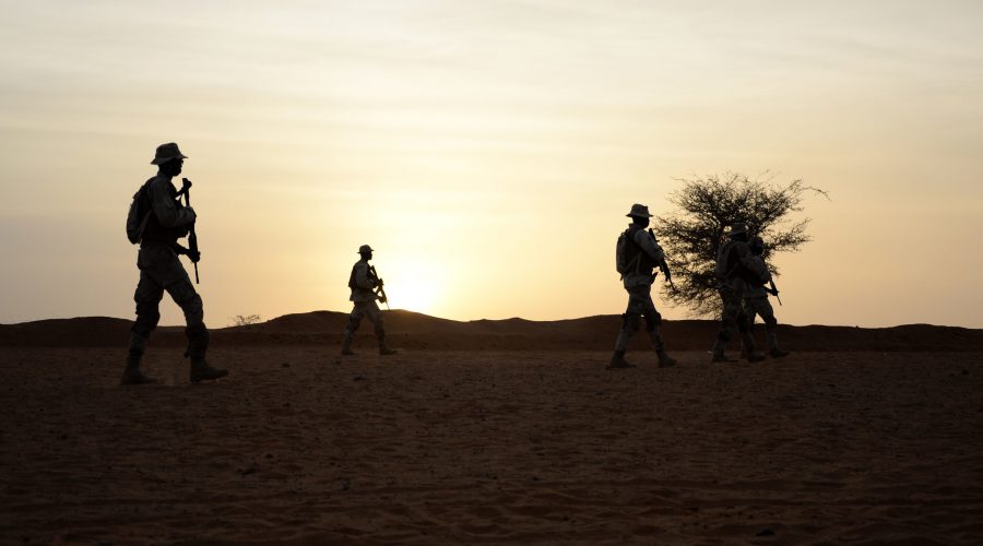 Feature image Les soldats sénégalais réagissent au contact au cours de la formation le 14 avril 2018 à Tahoua au cours de Flintlock 2018. Flintlock 2018, hébergé par le Niger, avec des postes clés au Burkina Faso et au Sénégal, est conçu pour renforcer la capacité des principaux pays partenaires de la région à lutter contre les extrémistes violents organisations, protéger leurs frontières et assurer la sécurité de leur population. (U.S. Photo de l'armée par la CPS. Britany A. Slessman)