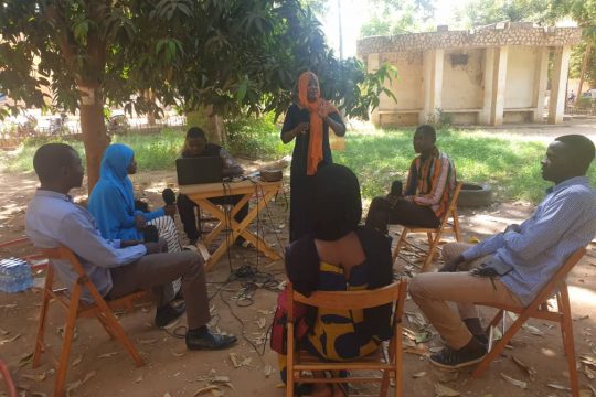 Les invités de l'émission "Tous à la fada" à l'université de Niamey avec la présentatrice.