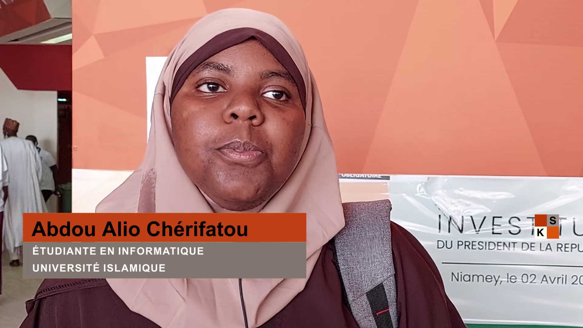 Portrait de la jeune Charifatou Alio Abdou, une accro des nouvelles technologies.