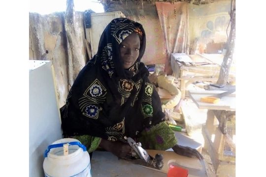 Madame Aichatou Manou sur son atelier de menuiserie