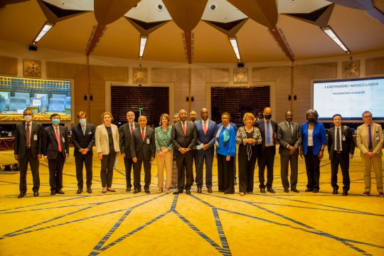 Le ministre des Affaires Etrangères et de la Coopération du Niger, Massoudou Hassoumi en compagnie des membres de la délégation du conseil de sécurité au centre international des conférence