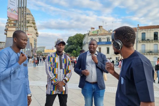 Les différents invités de l'émission " Tous à la fada" avec le présentateur, Don D à la place de la comédie de Montpellier.