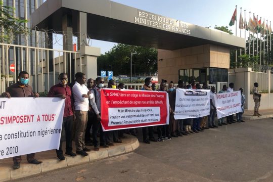 Sit-In des candidats admissibles au concours des douanes devant le ministère des finances.