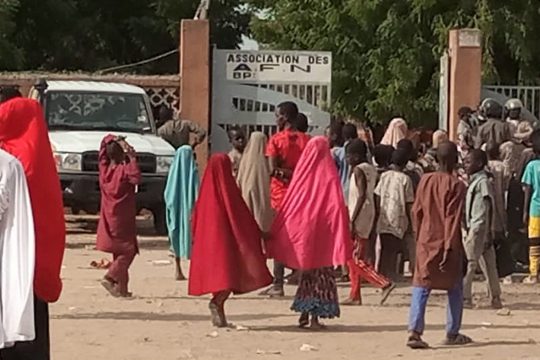 Une foule devant l'entrée de l'école AFN de Maradi après l'incendie de ce 08 novembre 2021