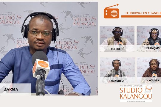 Les présentateurs des journaux sur le plateau du journal de Studio Kalangou