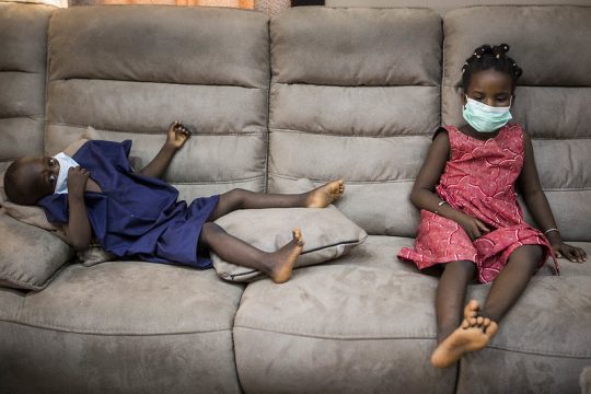 Image d'illustration : deux enfants qui portes leur bavette sur un fauteuil