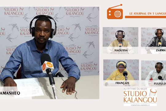 Les présentateurs des journaux sur le plateau du Studio Kalangou