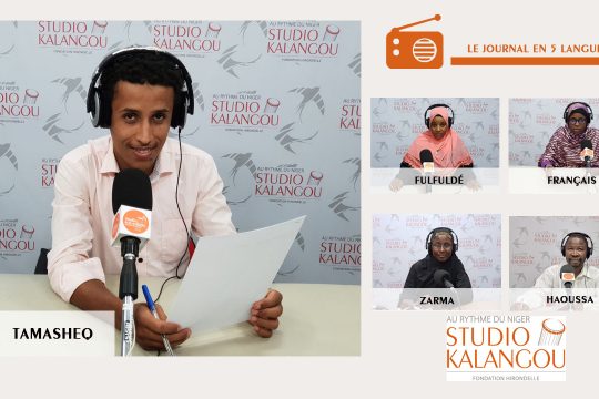 Les présentateurs des journaux sur le plateau du Studio Kalangou