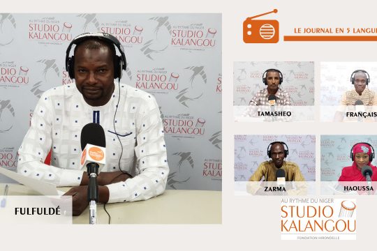 Les présentateurs des journaux sur le plateau du Studio Kalangou