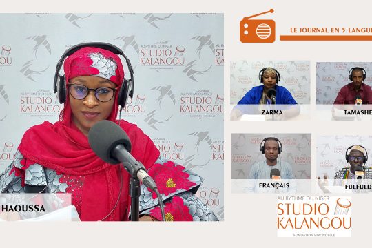 Les présentateurs des journaux sur le plateau du Studio Kalangou