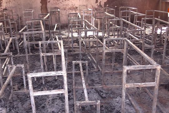 Des tables banc calciné à l'école primaire Pays-Bas de Niamey en avril 2021