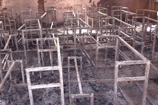Des tables banc calciné à l'école primaire Pays-Bas de Niamey en avril 2021