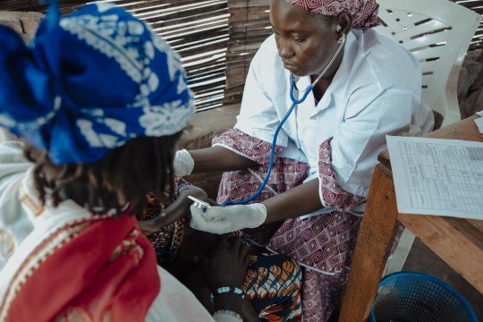 Une infirmière examine un enfant au centre de santé intégré de Dogo pour vérifier le niveau de malnutrition.