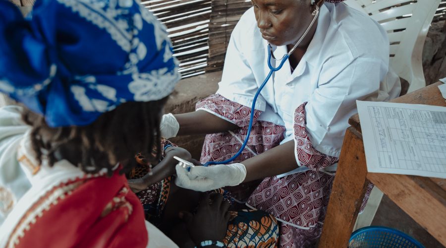 Feature image Une infirmière examine un enfant au centre de santé intégré de Dogo pour vérifier le niveau de malnutrition.