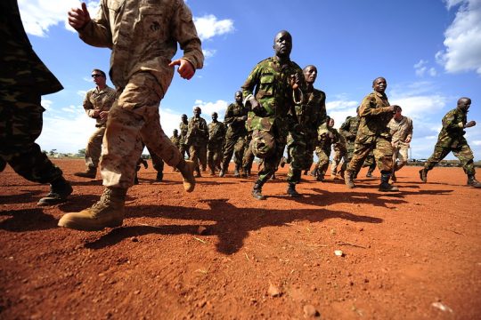 Des militaires américain avec des soldats des pays partenaires sur un terrain d'entrainement