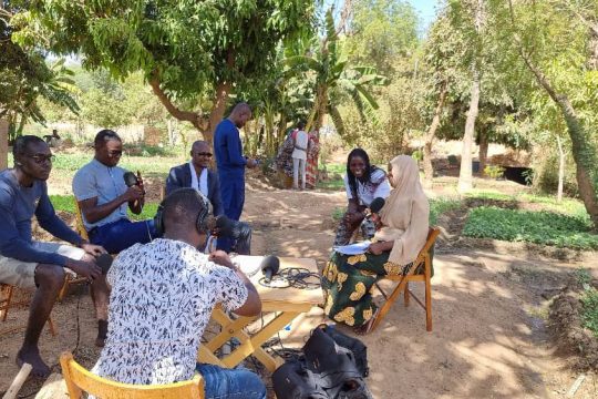 Les invités à l'émission " Tous à la Fada" dans un jardin sur les berges du fleuve du Niger