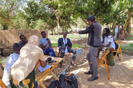 Les invités à l'émission " Tous à la Fada" dans un jardin sur les berges du fleuve du Niger