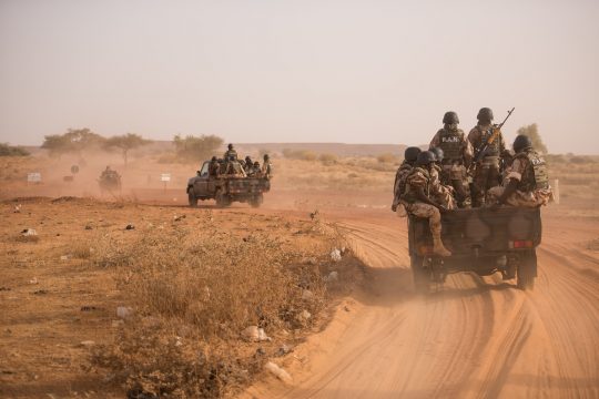 Les forces armées nigériennes mènent un mouvement de convoi, un engagement des principaux dirigeants et un exercice d'embuscade au cours de Flintlock 18 au Niger, en Afrique, le 15 avril 2018. Ces soldats se sont entraînés avec les forces partenaires pour partager leurs expériences et accroître l'interopérabilité pour la sécurité et la stabilité régionales. Photo de l'armée américaine par le sergent. Jérémie Runser.