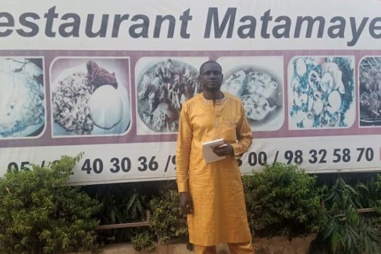 Kabirou Lawali devant son restaurant à Matamatey, région de Zinder