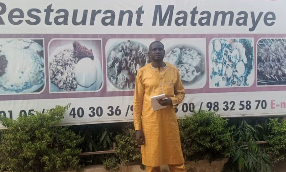 Portrait du jeune Kabirou Lawali, devenu  un modèle grâce à son restaurant à Matamèye