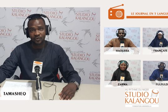 Les présentateurs des journaux sur le plateau du Studio Kalangou