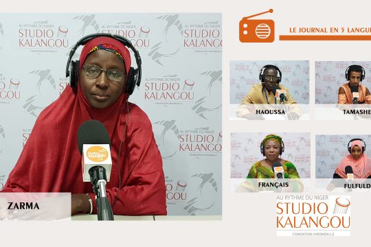 Les présentateurs des journaux sur le plateau du Studio Kalangou