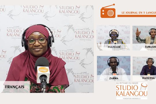 Les présentateurs des journaux sur le plateau du Studio Kalangou