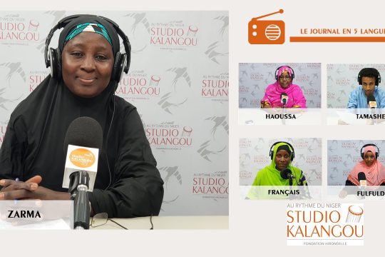 Les présentateurs des journaux sur le plateau du Studio Kalangou