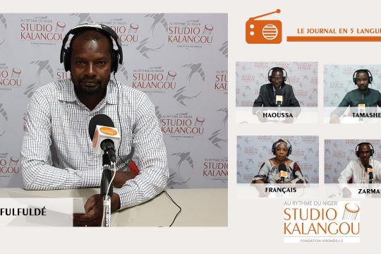 Les présentateurs des journaux sur le plateau du Studio Kalangou