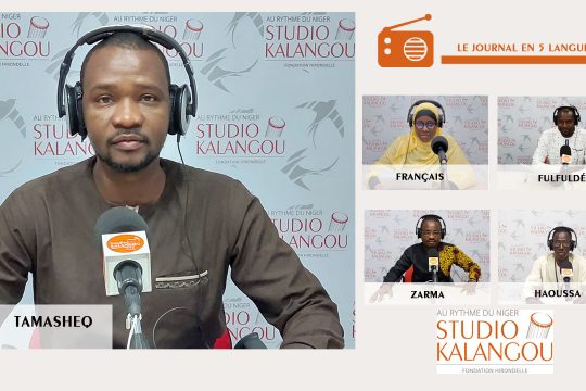 Les présentateurs des journaux sur le plateau du Studio Kalangou