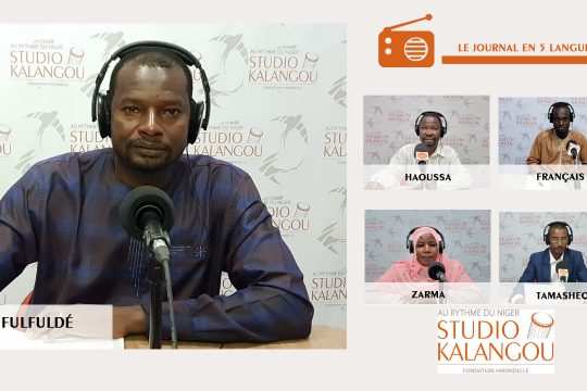 Les présentateurs des journaux sur le plateau du Studio Kalangou