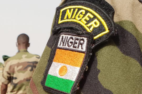 Drapeau du Niger collé sur la tenue d'un militaire nigérien
