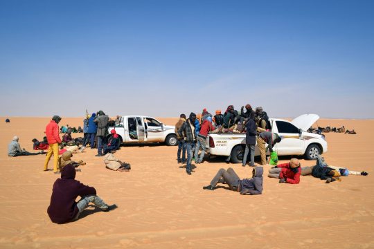 Un groupe de migrant du Niger et du Nigeria dans le sahara