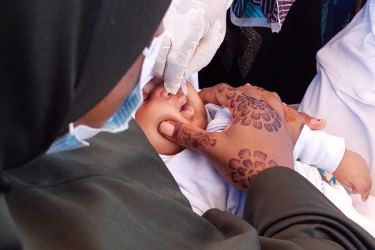 Un enfant reçoit une dose de vaccin au centre de santé intégré de Koira Kano Nord, le 23 novembre 2021.