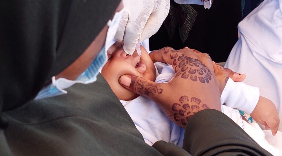 Feature image Un enfant reçoit une dose de vaccin au centre de santé intégré de Koira Kano Nord, le 23 novembre 2021.