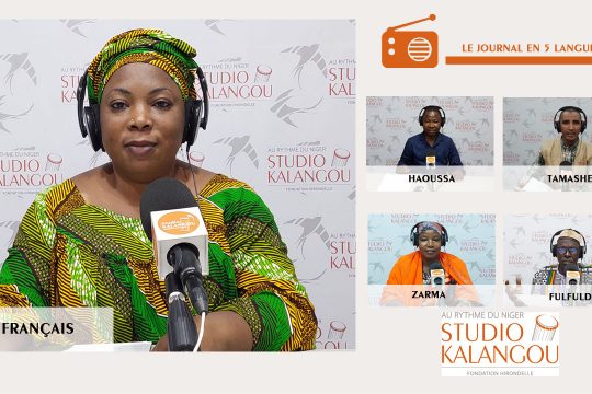 Les présentateurs des journaux sur le plateau du Studio Kalangou