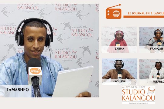 Les présentateurs des journaux sur le plateau du Studio Kalangou