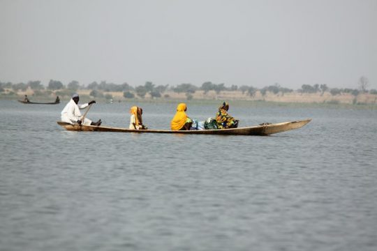 Un groupe de personne dans une pirogue sur un Lac, le 2 janvier 2011.