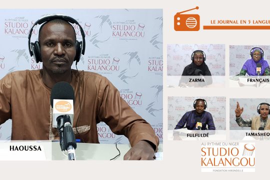 Les présentateurs des journaux sur le plateau du Studio Kalangou