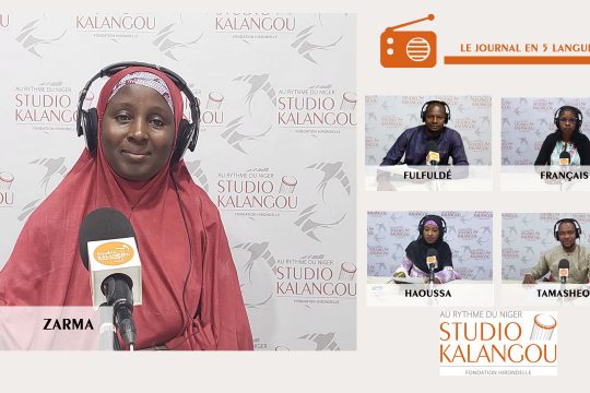 Les présentateurs des journaux sur le plateau du studio kalangou