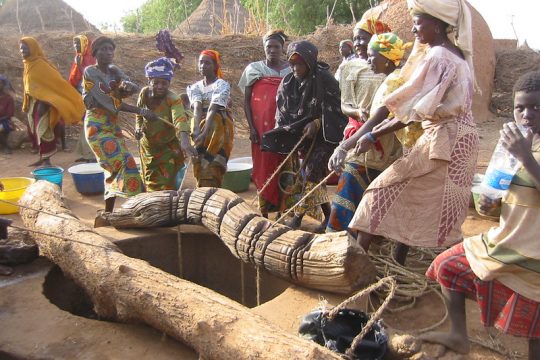 Un groupe de femmes qui tire de l'eau au puits
