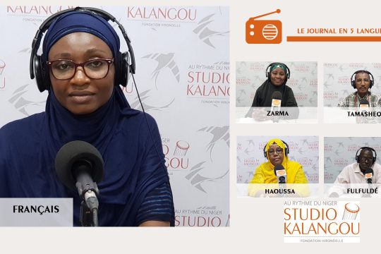 Les présentateurs des journaux sur le plateau du Studio Kalangou