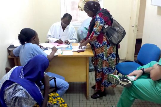 Un médecin en consultation dans son bureau Au cours de l'exercice de préparation médicale 14-0, des professionnels de la santé militaires américains et nigériens